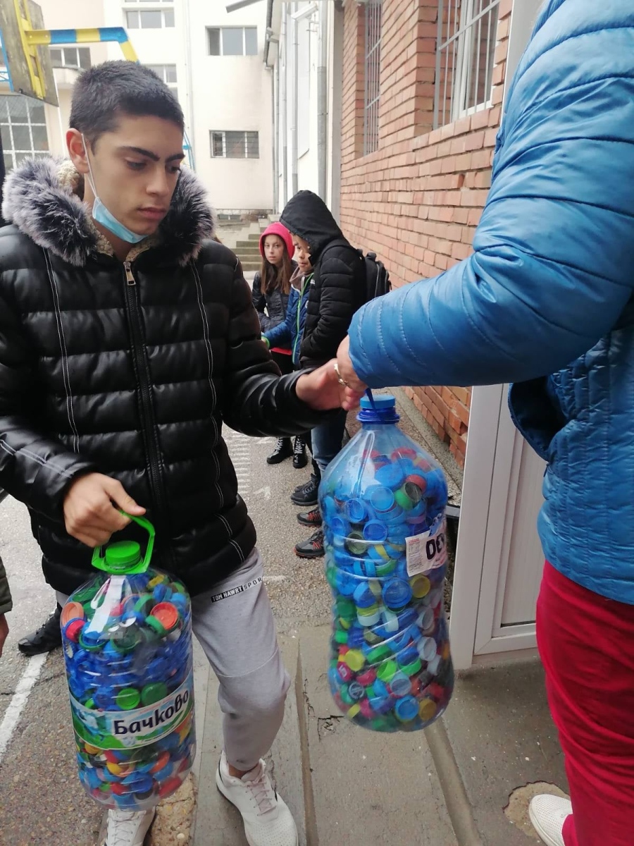 Ученици, родители и учители от СУ „Вичо Грънчаров” предадоха близо 200 кг капачки за купуване на неонаталната линейка
