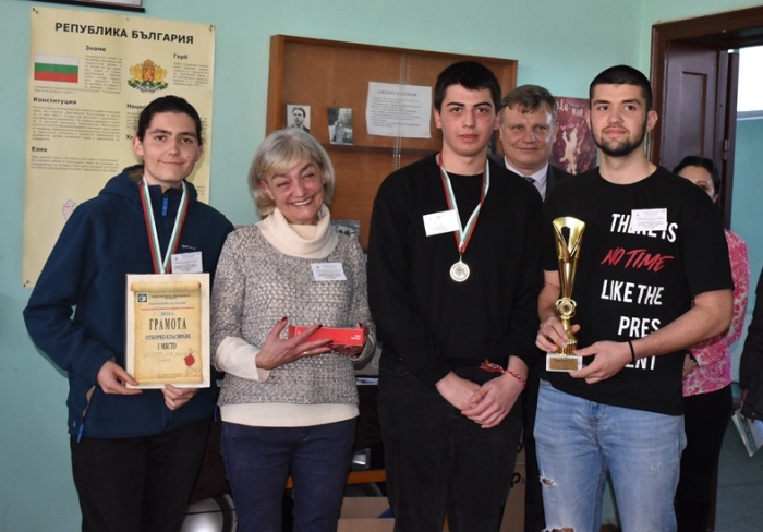 Националната гимназия по оптика отново отнесе отборната купа от състезанието „Най-добър техник в машиностроенето” в Горна Оряховица