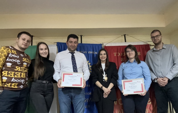 Преподаватели с дарение за проекта „Родолюбие“ на Ротаракт клуб - Свищов
