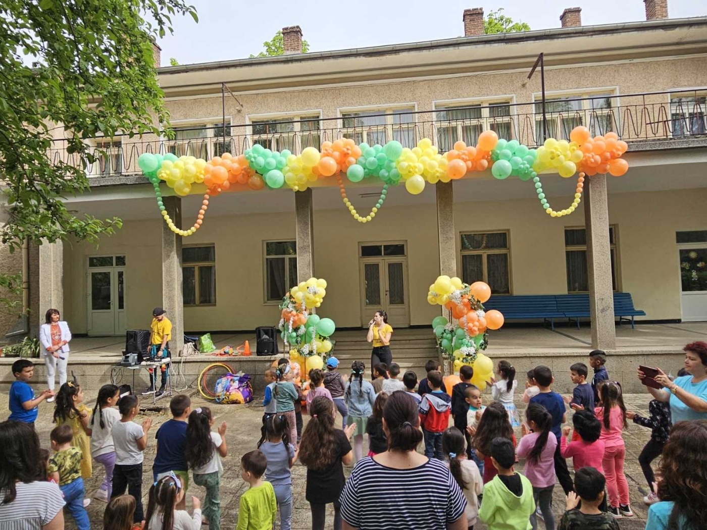 В навечерието на Великден горнооряховските градини „Божур“ и „Детски свят“ организираха съвместен празник за децата