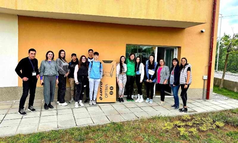 Ученици от СУ „Владимир Комаров“ дариха пътека за бягане на Комплекс за социални услуги „Търновград“