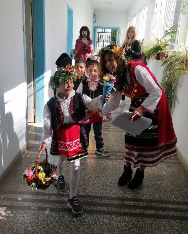 Деца гостуваха в Кметството в Крушето за Лазаровден