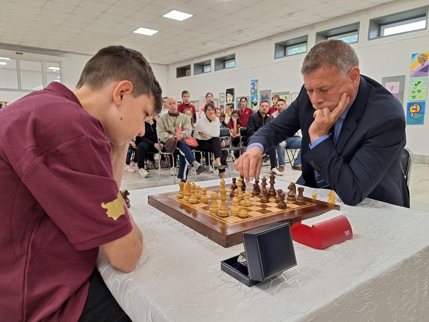 Кметът Николай Рашков подари диамант на Теодор Тутеков, но 12-годишният шампион не се смили и го срази на шахматното поле