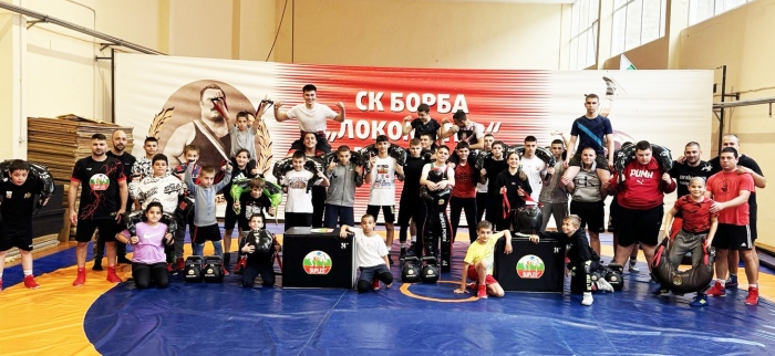 Двама световни шампиони направиха тренировка с борците на „Локомотив“, за да демонстрират новото оборудване на залата
