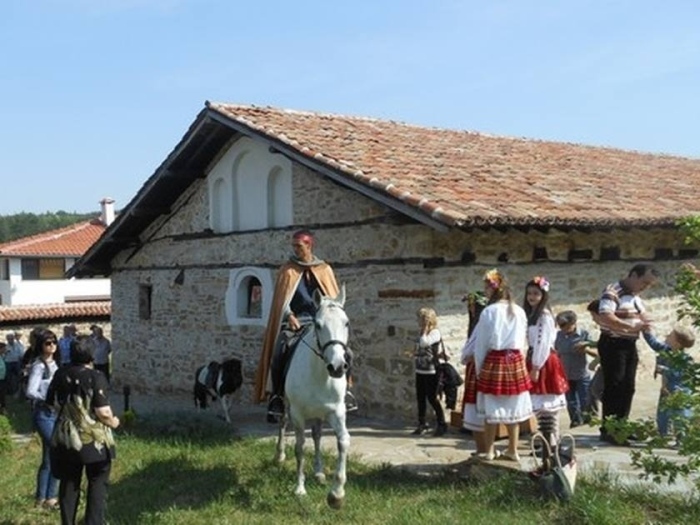 Свети Георги пристига на бял кон в Арбанаси