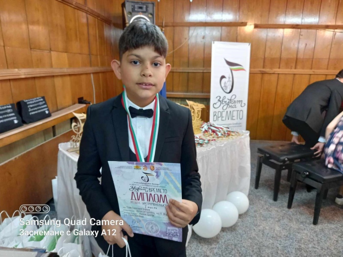 11-годишният кларинетист Стоян Тодоров от Горна Оряховица спечели златен медал при дебюта си в Международния конкурс „Звукът на времето”