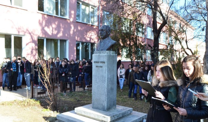 В ПГЛПИ „Атанас Буров“ почетоха патрона си : RegNews.NET - Новини по ...