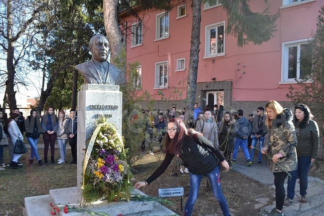 В ПГЛПИ „Атанас Буров“ почетоха патрона си 