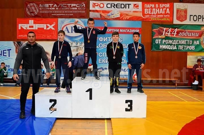 Лъчезар Викторов от “Етър-Виктори 2011“ спечели  бронз от Държавното първенство по борба за деца