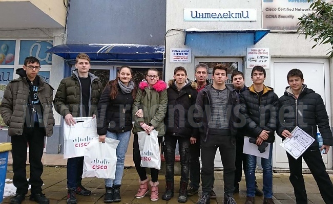 Десетокласнички от Елена са сред първите в областно състезание по компютърни мрежи 