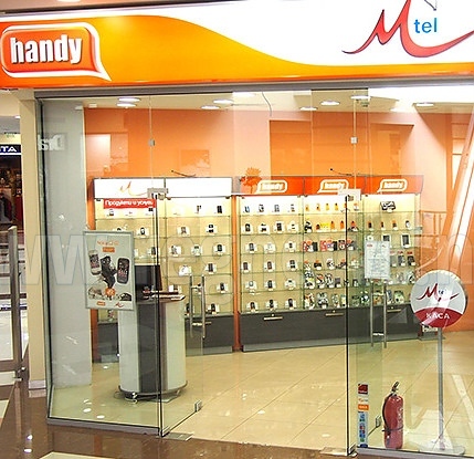 „Handy” са пред финансов колапс, изпразват магазините в района и държат персонала на студено