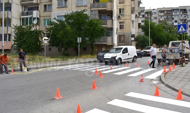 Обезопасиха с огледало пешеходна пътека в квартал „Бузлуджа“ във Велико Търново 