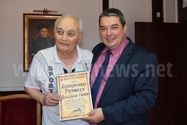 Инж. Добрев отличи треньора по лека атлетика Александър Генчев
