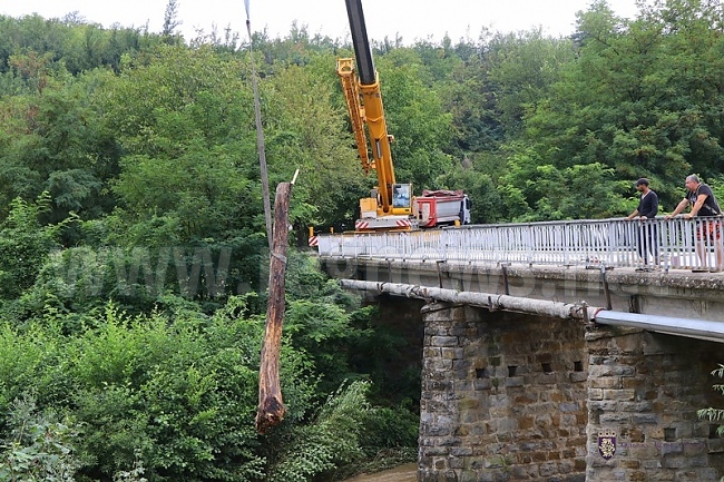 Почистват наноси под моста на река Белица в село Нацовци