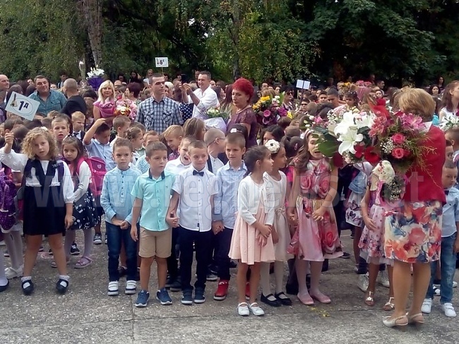  С много настроение като на истински празник започна новата учебна година в СУ „Емилиян Станев”