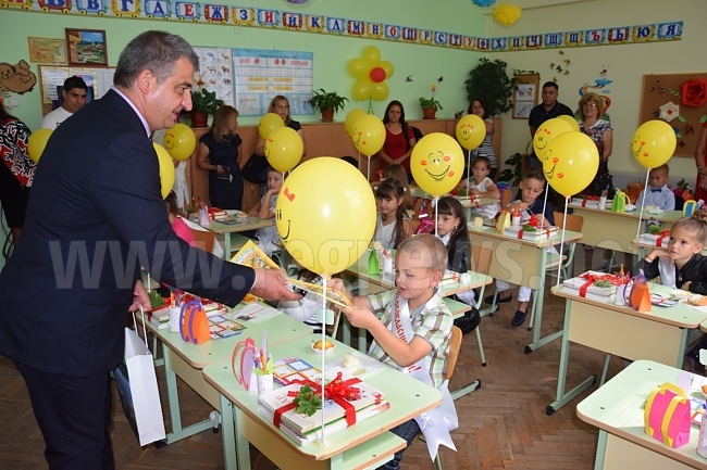 Всеки първокласник с книжка от кмета на Елена