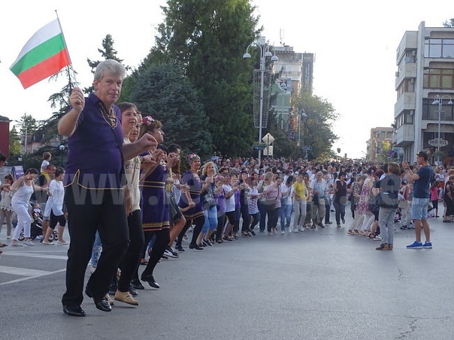 Стотици се хванаха на Голямото търновско хоро (СНИМКИ)