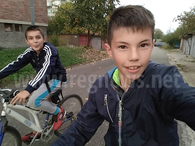 Две десетгодишни момчета намериха и върнаха портфейл с пари и документи