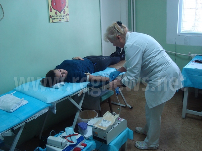 Бъдещи медицински сестри и акушерки дариха кръв в Областната болница
