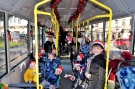 Приказни пътешествия с коледен автобус зарадваха стотици великотърновски деца