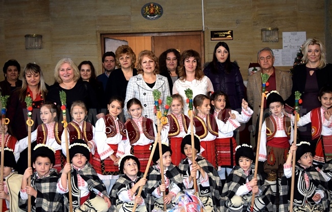 Екипът на Областна администрация - Велико Търново посрещна малки коледарчета