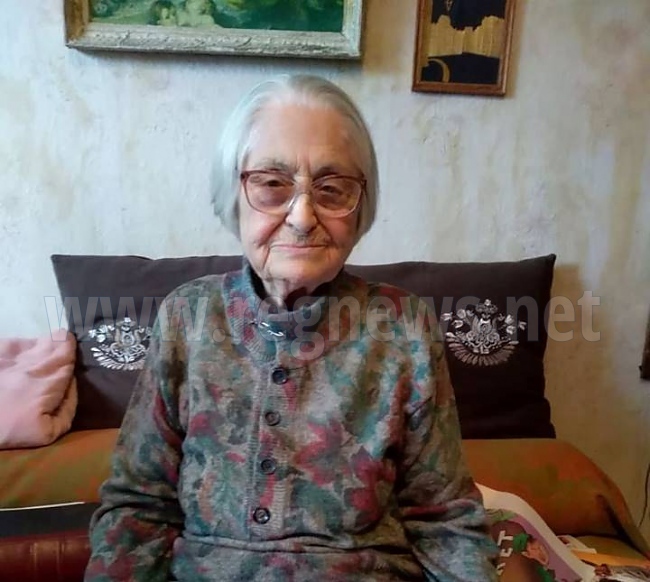 93-годишна търновка разказва в стихове забавни истории за деца 
