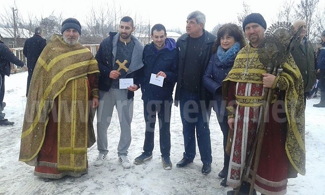 Именик извади кръста в Джулюница