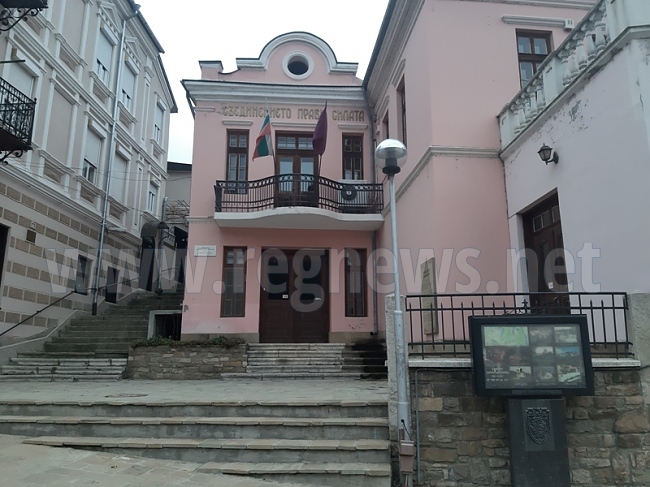 Девизът „Съединението прави силата” първо е поставен на НЧ „Надежда”, а след това на Парламента