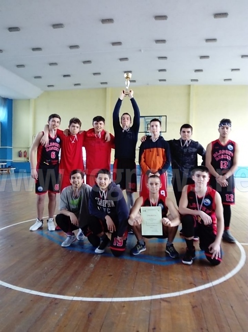 СУ „Димитър Благоев“ в  Свищов спечели златото от баскетболния турнир за \
