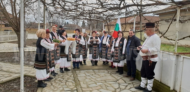 Колкото капки вино, толкова коли с грозде си пожелаха във Върбица