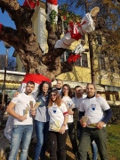 Георги Недев и членове на МГЕРБ помогнаха при украсяването на мартенско дърво в центъра на Велико Търново