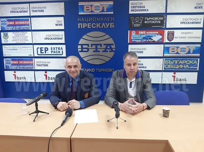 Легенди на „Манчестър Юнайтед” пристигат за футболен спектакъл с ветераните на „Етър”