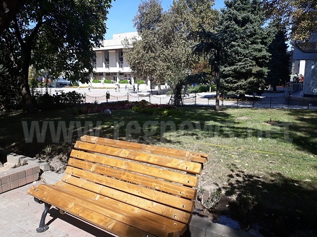 Вандали потрошиха пейки и кошчета в Свищов  