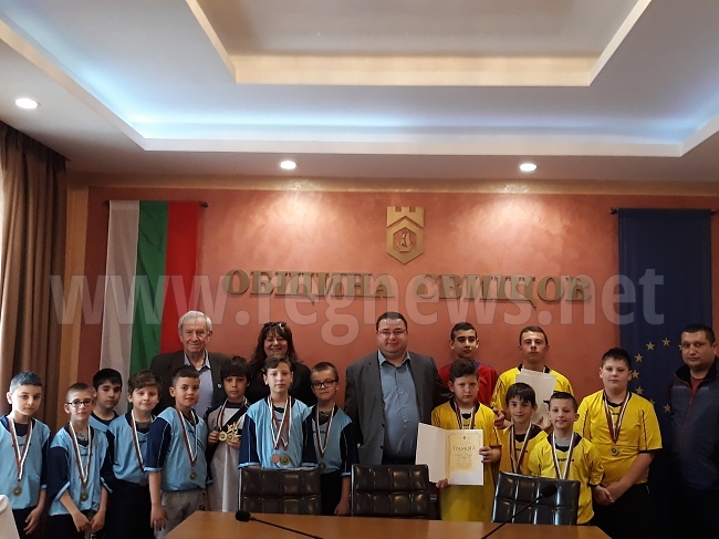 Златни и бронзови медали за свищовските хокеисти от Държавното първенство в зала