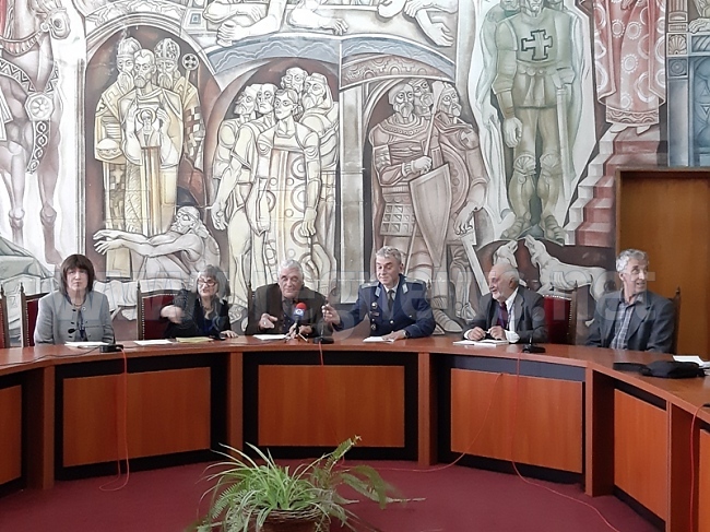Светила на физиката в България, преподаватели, студенти и ученици са във Велико Търново за национална конференция