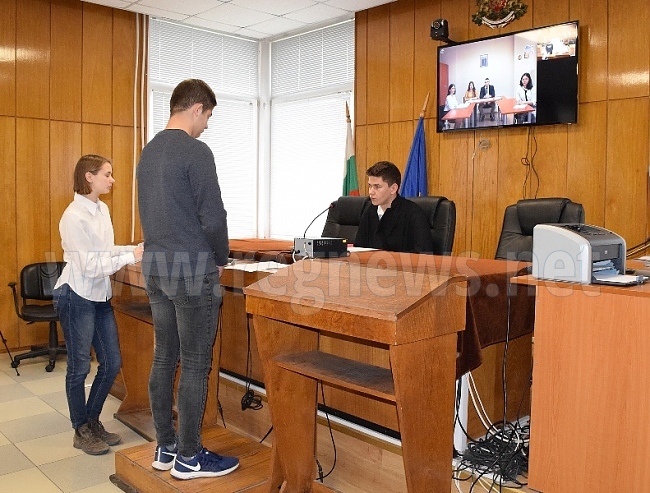 Ученици от осем училища посетиха Съдебната палата във Велико Търново в Деня на отворените врати 