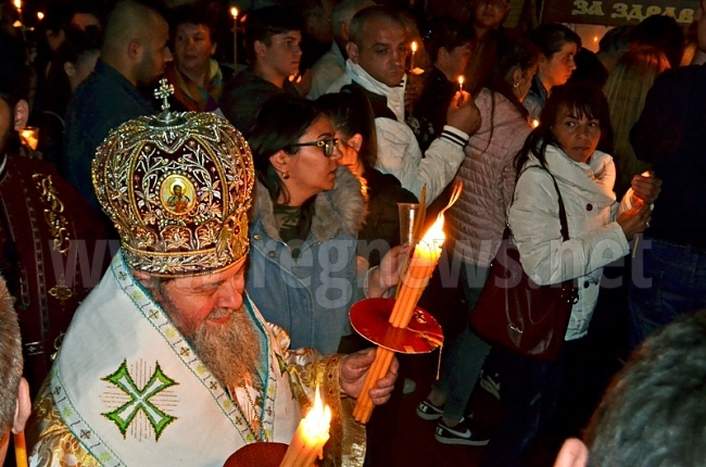 На 5 езика се поздравиха във Велико Търново за Възкресение 