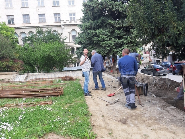 Върху каменни блокове от бял варовик, тежащи 4 тона, ще лежи бюстът на Христо Ботев