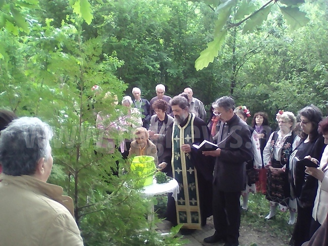 С водосвет и кръшни хора великотърновските села Малчовци и Върлинка отбелязаха празника си