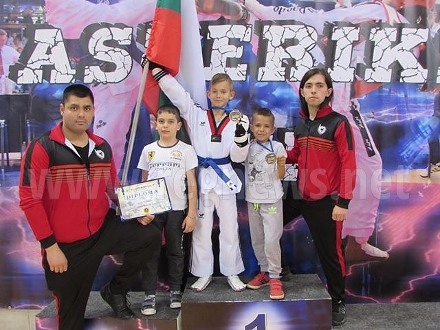 4 златни и 1 бронзов медали за ТК „Инвикта” от „Аsteriks Cup 2019” - Сърбия 