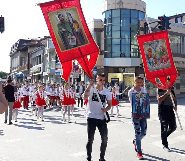 Празнично шествие изпълни улиците на Свищов по повод 24 май - Денят на славянската писменост и култура 
