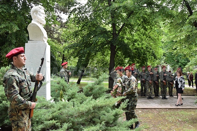 Горнооряховчани се поклониха пред паметта на Ботев