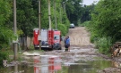 Продължава отводняването на дворове в с. Хотница