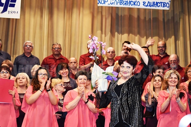 Кристално огърлие и Златна лира получиха Донка Копринкова и „Славянско единство” за 125-та годишнина на хора
