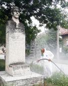 Фирмата, ремонтираща физкултурния салон на Гимназията, подари почистване на паметника на Македончето