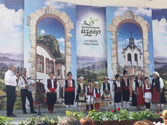   Фестивалът „Фолклорен извор” в Царевец събира хиляди любители на българския фолклор