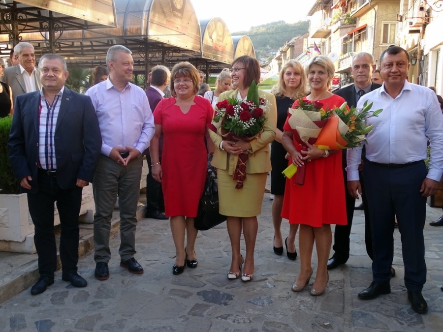 Весела Лечева тръгна към победата подкрепена и от Корнелия Нинова
