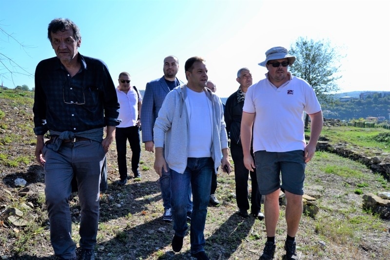 Археолози показаха на Даниел Панов новите си открития на Трапезица