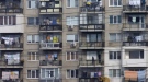 Настаниха в болницата в Церова кория мъж, мятал вещи от балкона си