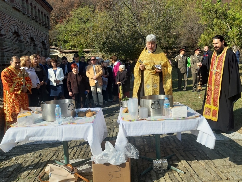  С хора, слова и курбан в църквата „Свети Димитър” Велико Търново отбеляза Димитровден (СНИМКИ)